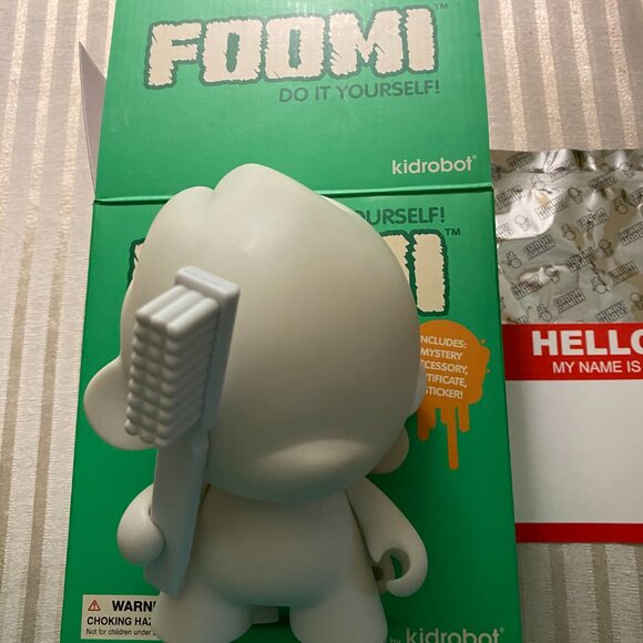 FOOMI FIGURE BY KIDROBOT 6.5" WHITE DO IT YOURSELF - Picture 4 of 10